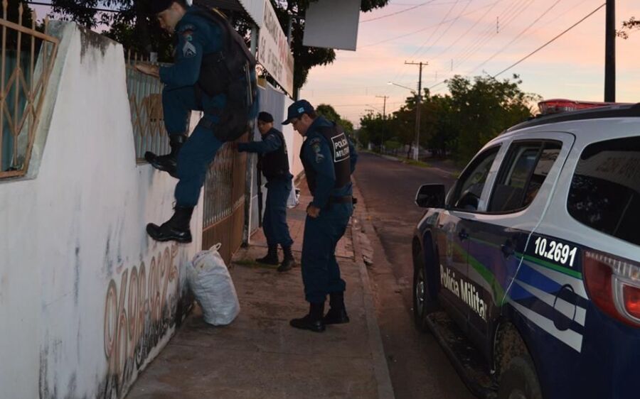 Operação conjunta entre policias Civil e Militar apreende armas, drogas e prende 17 em Coxim
