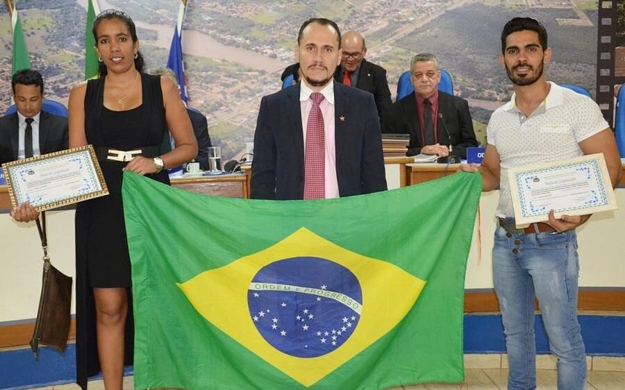 Empunhando bandeira brasileira, médicos cubanos recebem homenagem da Câmara