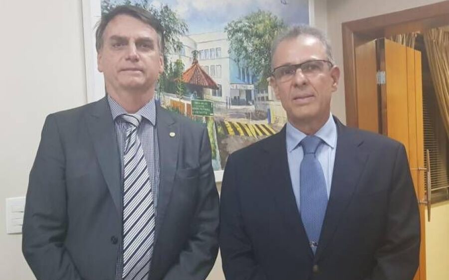 Bolsonaro anuncia almirante como ministro de Minas e Energia