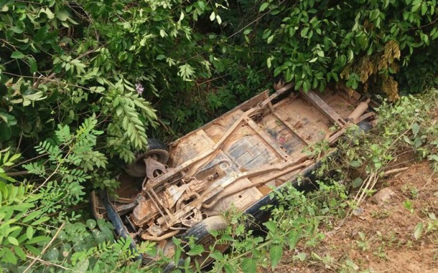 Veículo cai em ribanceira na zona rural de Coxim