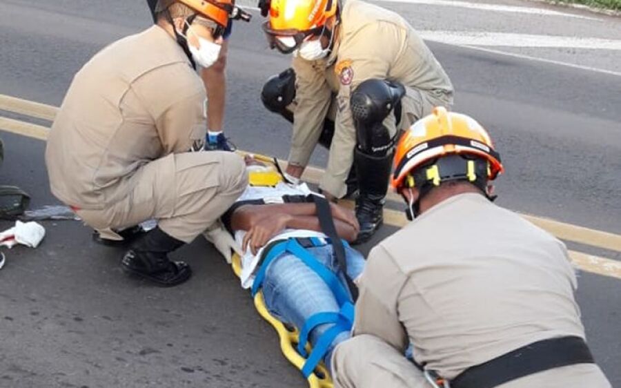 Soldado do exército fica ferido após ser atingido por carreta na BR-163