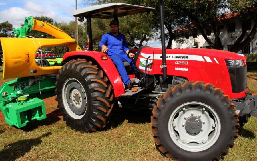 Prefeitura entrega maquinário agrícola a assentamentos rurais de Coxim