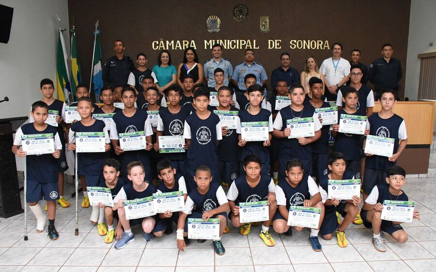 Polícia Militar forma alunos do Bom de Bola Bom na Escola em Sonora