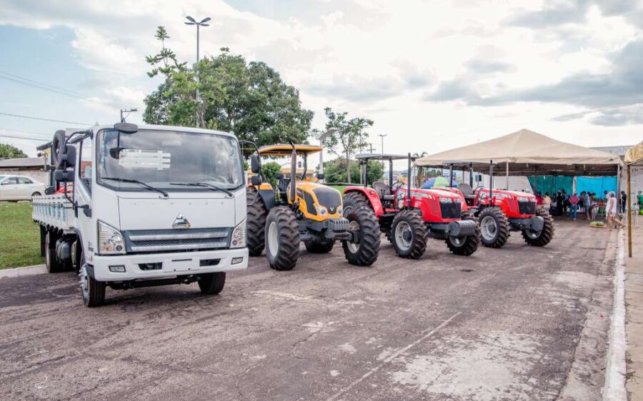 Pequenos produtores recebem maquinário agrícola para  otimizar produção