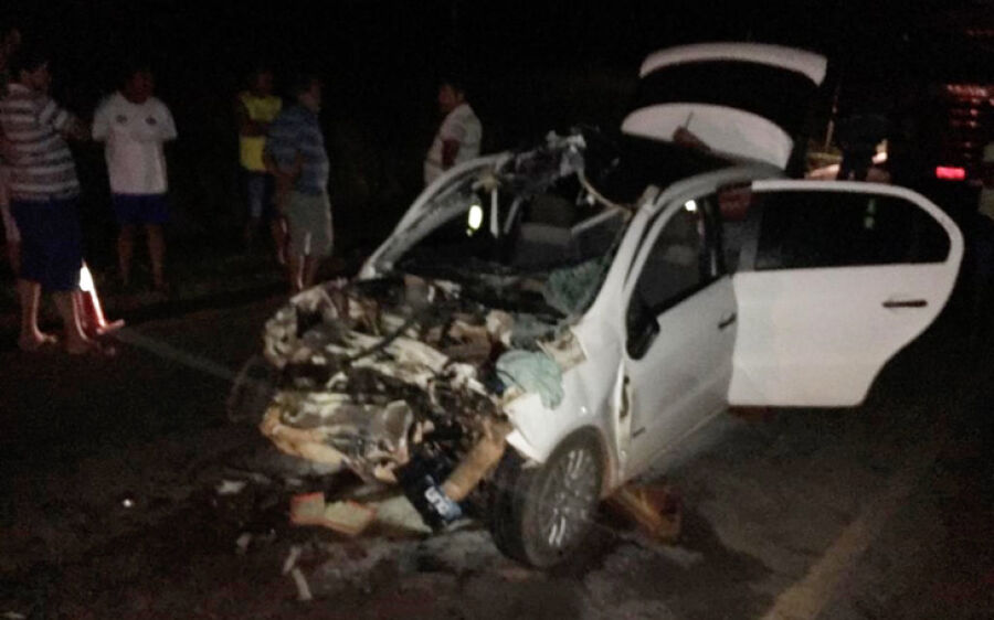 Motorista morre e passageiro fica gravemente ferido após colisão entre carro e carreta em Sonora