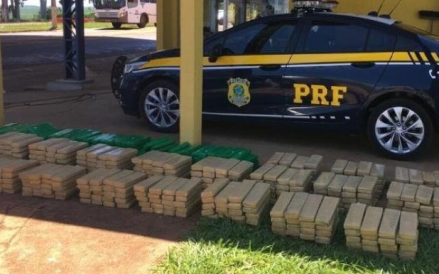 Dupla foge de fiscalização e carro é apreendido com meia tonelada de droga