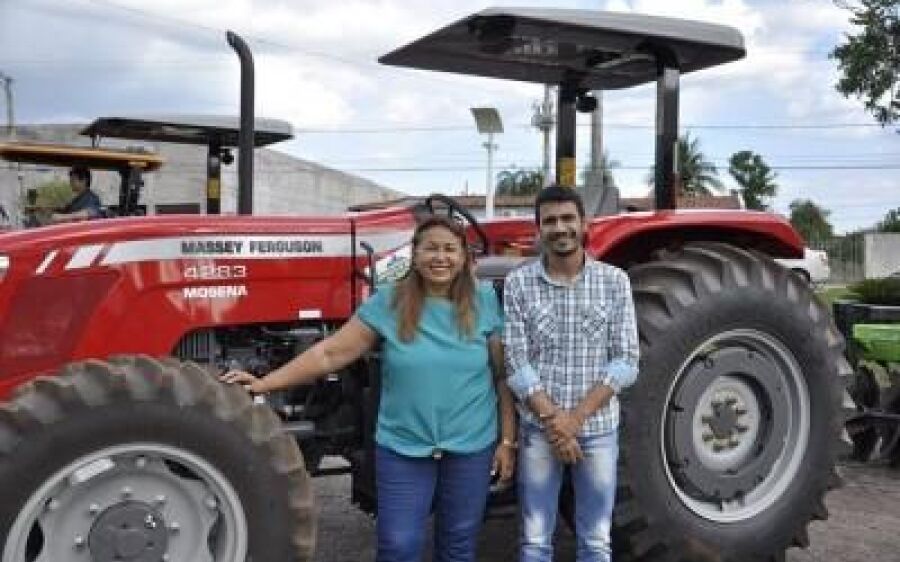Através de indicação de Lúcia, pequenos produtores rurais recebem máquinas agrícolas