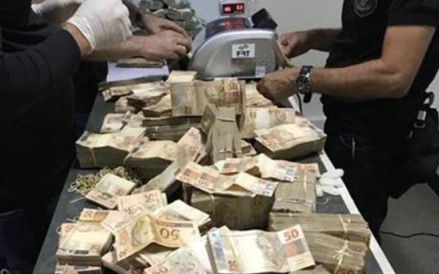 Polícia encontra mala com R$ 1,2 mi em propriedade ligada a João de Deus