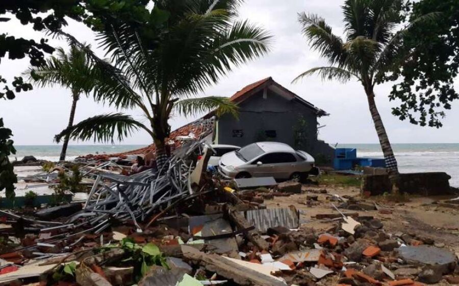 Tsunami na Indonésia deixa ao menos 222 mortos e 843 feridos