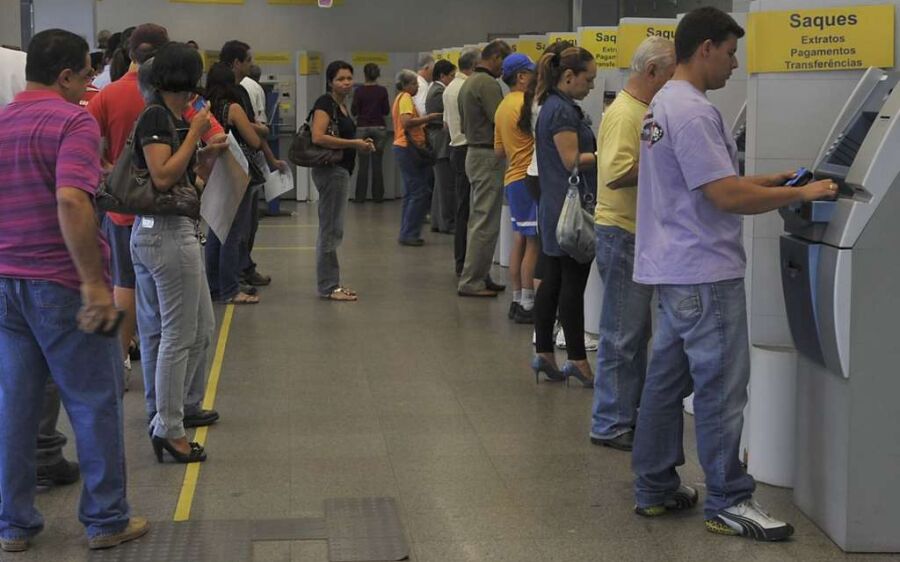 Agências bancárias abrem em horário especial nesta segunda-feira