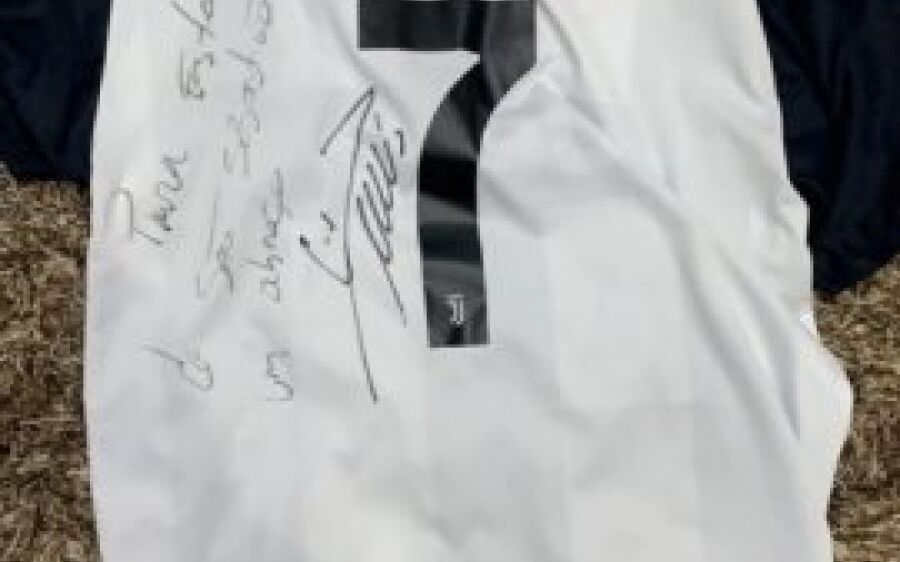 Camisa de CR7, com dedicatória, será leiloada em Pedro Gomes