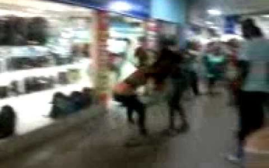 Esposa invade loja de shopping, dá garrafadas em amante, que é a ex do atual, e vai presa