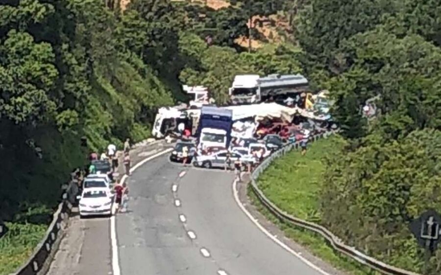 Engavetamento deixa sete feridos e interdita rodovia em SC
