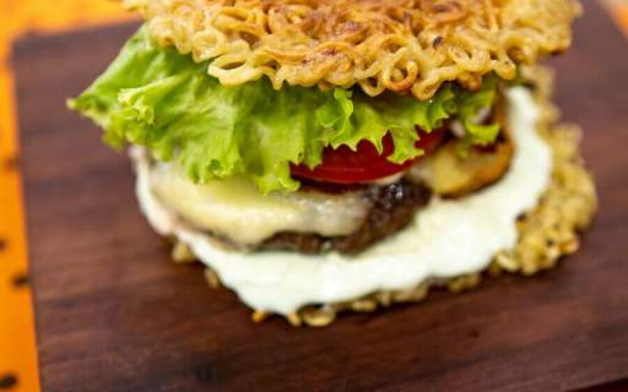 Hambúrguer de macarrão instantâneo (sem pão)