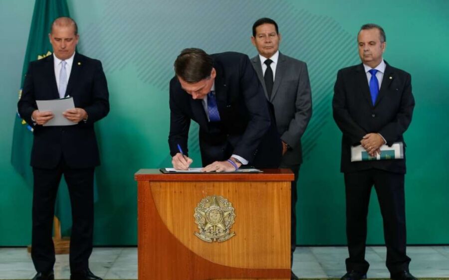 Bolsonaro assina MP que visa coibir fraudes na Previdência; saiba o que a medida prevê