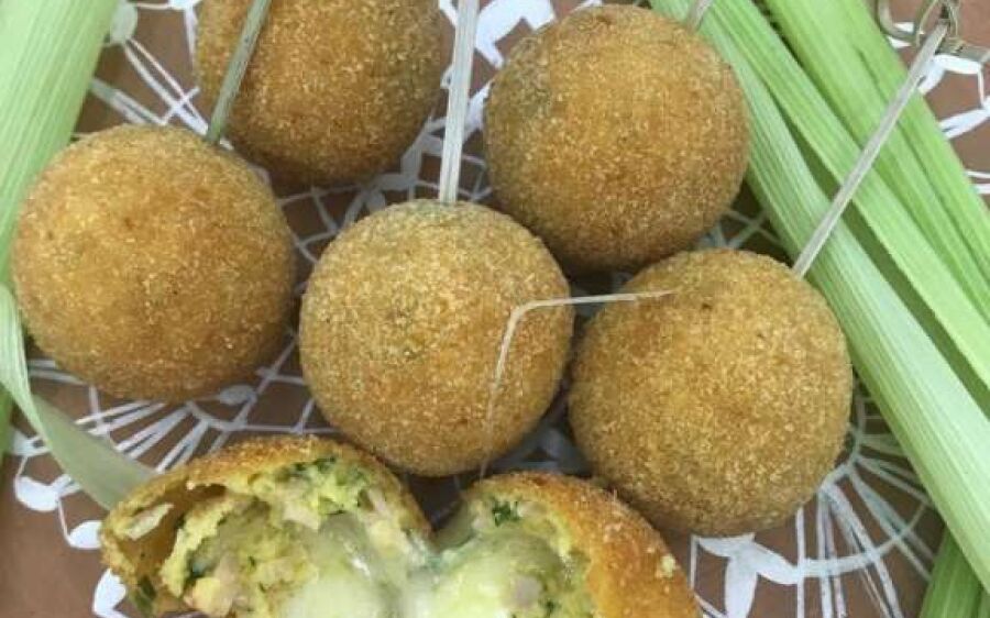 Bolinho de Milho com Peito de Peru