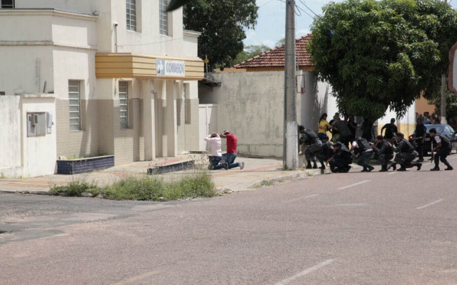 Após duas horas, assaltantes dos Correios se entregam à polícia de Coxim