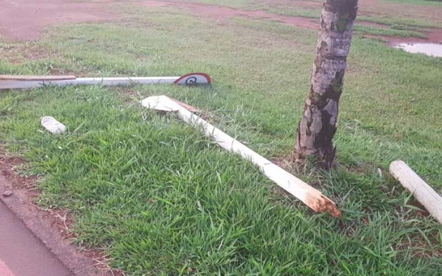 As placas de sinalização da ciclovia  foram arrancadas e amassadas em mais um ato de vandalismo
