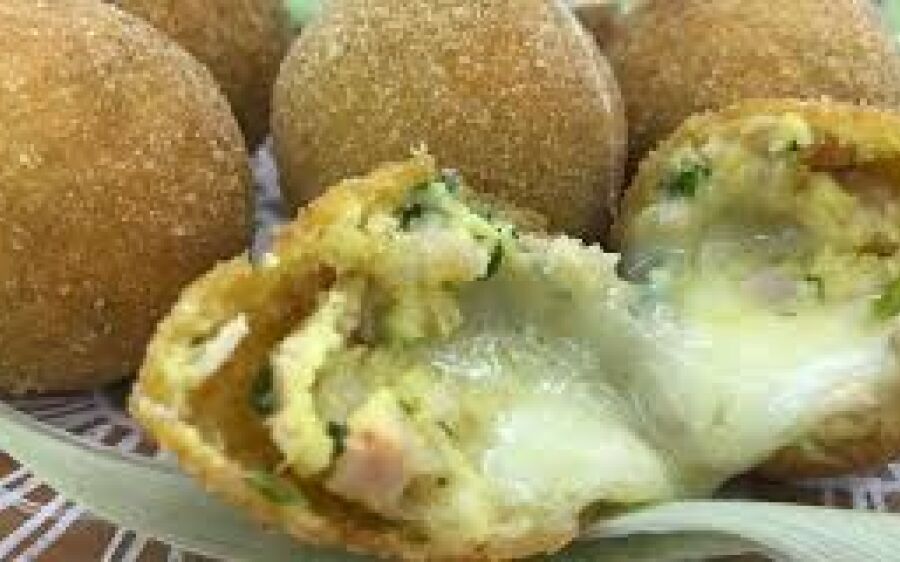 Bolinho de Milho com Peito de Peru