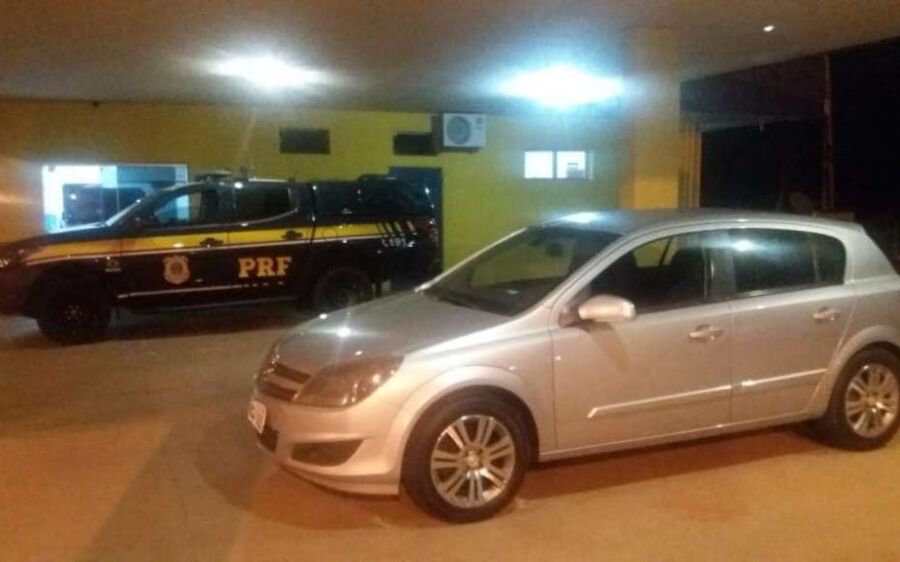 PRF em Coxim/MS recupera carro roubado com menor de idade