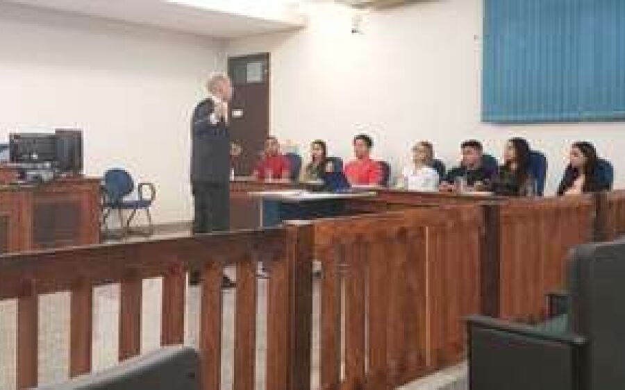 Mãe que deixou bebê morrer desnutrida e afogada para ir a pagode pega 24 anos de prisão
