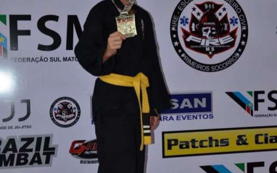 Atleta mirim vende sacolé para poder disputar o Campeonato Brasileiro de Jiu Jitsu