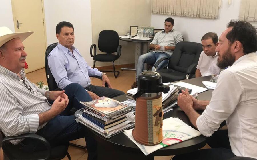 Prefeitos se reúnem para traçar estratégias conjuntas frente ao governo estadual e federal