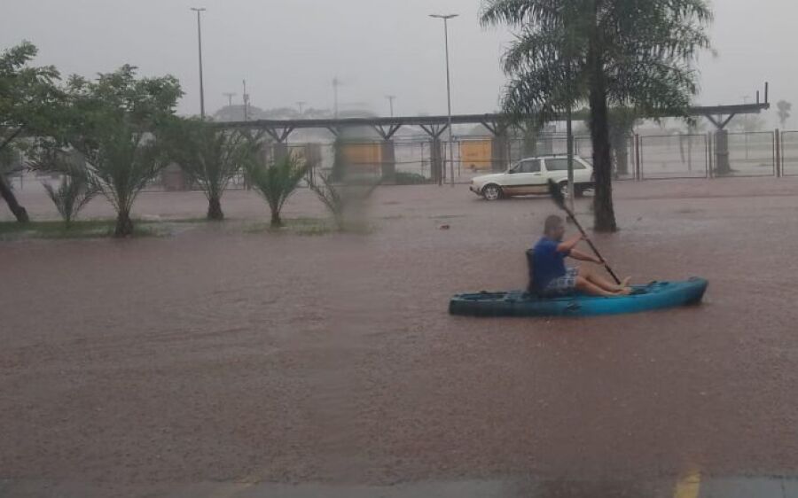 Tempestade alaga ruas e morador é visto atravessando cidade de MS em caiaque