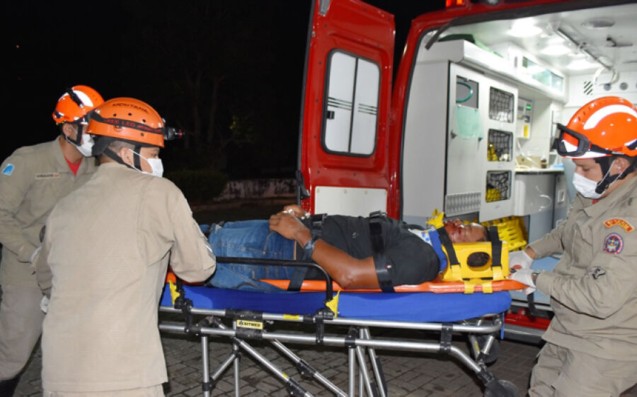 Motociclista fica ferido após colidir em roda de carreta na BR-359