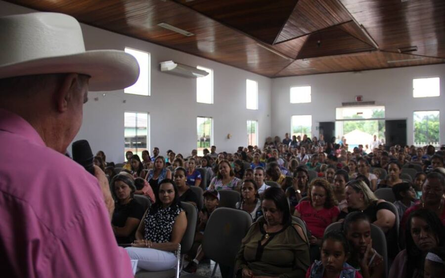 Os alunos da Rede Municipal de Ensino  de Rio Verde, recebem novos uniformes 