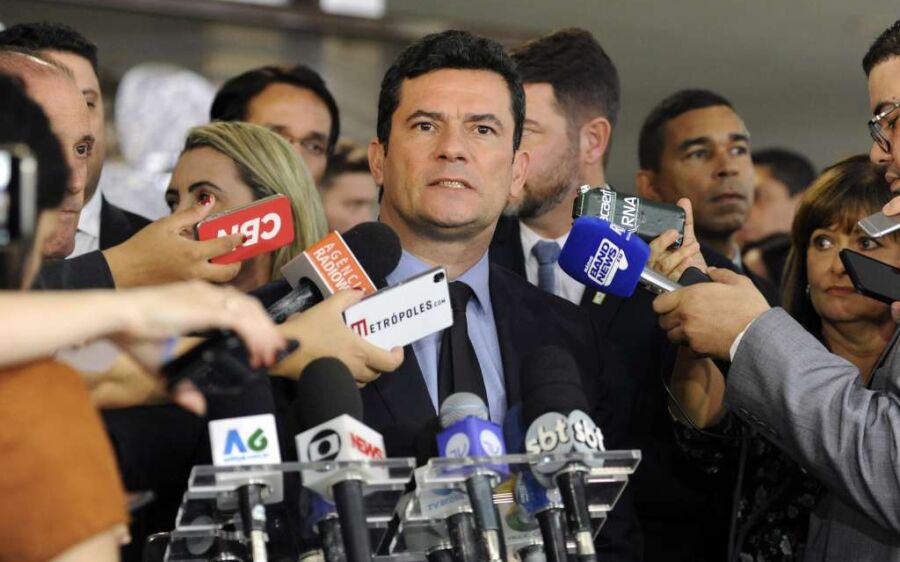 Moro e mais quatro ministros entregam  proposta anticrime ao presidente da Câmara