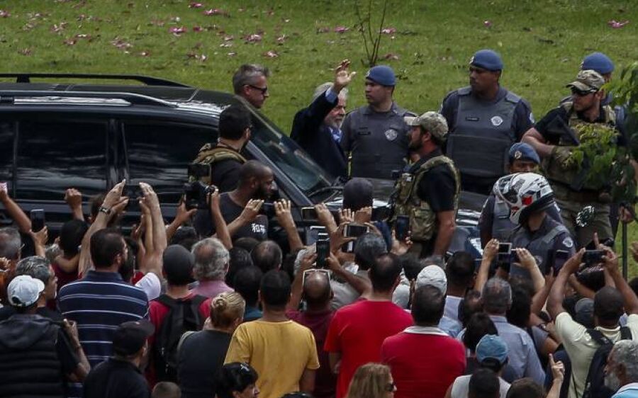 Sob escolta, Lula participa de velório do neto de 7 anos em São Bernardo