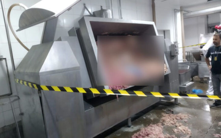 Polícia investiga se morte de trabalhador em triturador de frigorífico foi acidente