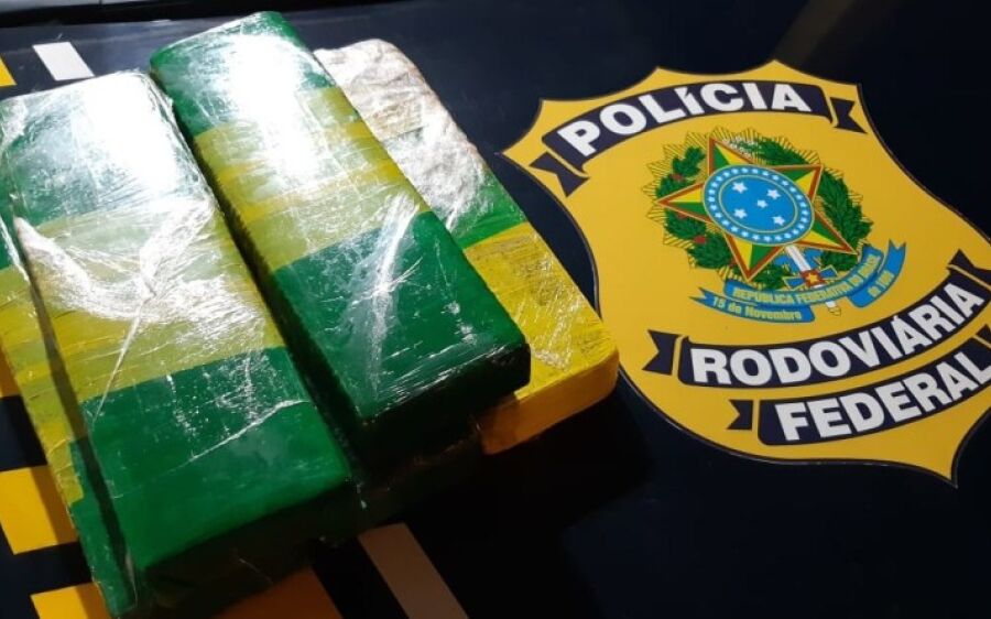 PRF apreende maconha com passageira de microonibus
