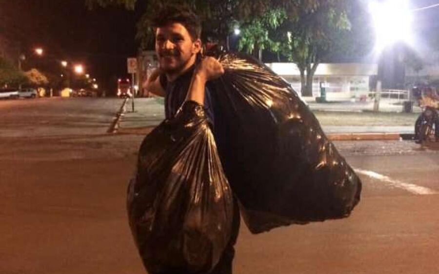 Sem emprego, estudante de MS cata latinhas para comprar notebook e  escrever TCC