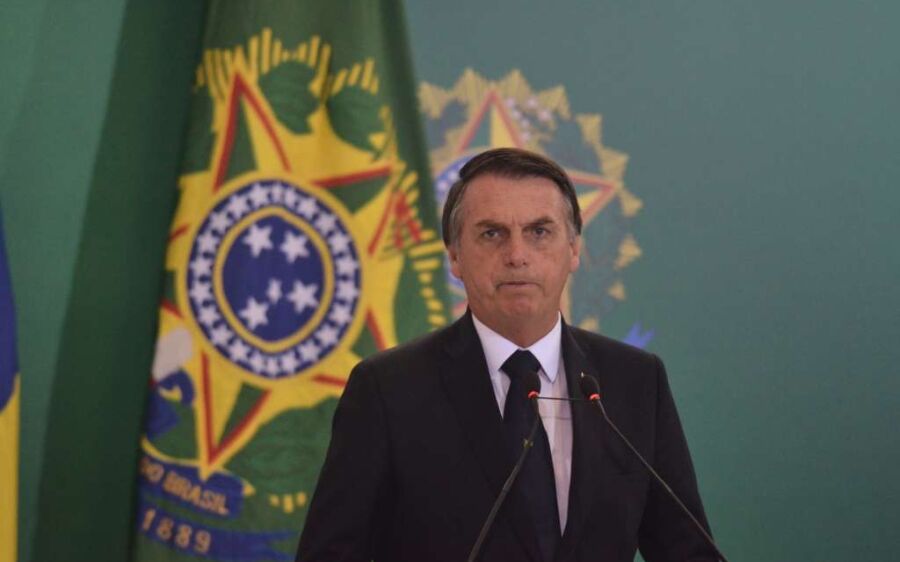 Bolsonaro publica decreto que dispensa visto de EUA e mais três países