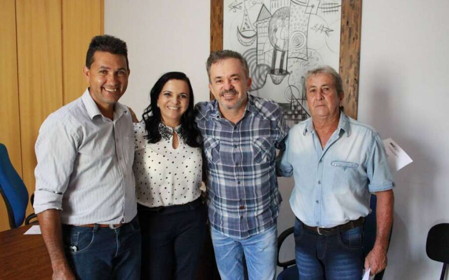 Dinalvinha consegue pá  carregadeira e caminhão- caçamba com Vander Loubet