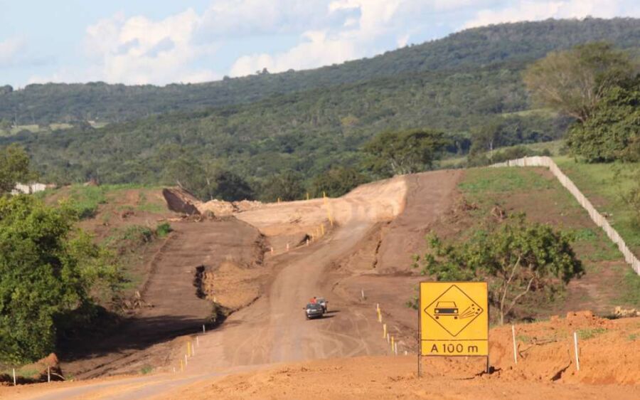 Obras da BR-419 avançam com serviço de terraplanagem e drenagem pluvial