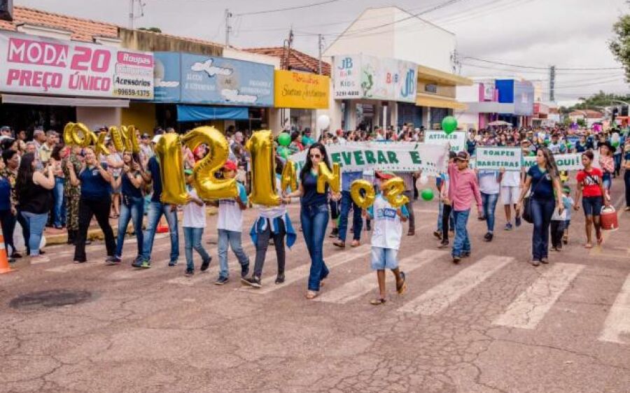 Mais de 5 mil pessoas prestigiam desfile de 121 anos de Coxim