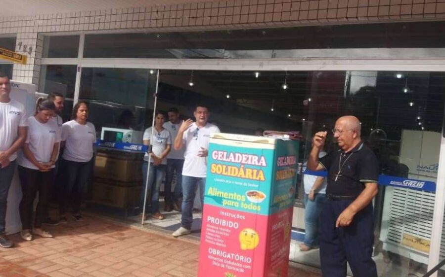 “Geladeira Solidária” foi entregue à comunidade de Coxim com a benção do Bispo Dom Antonino Migliore