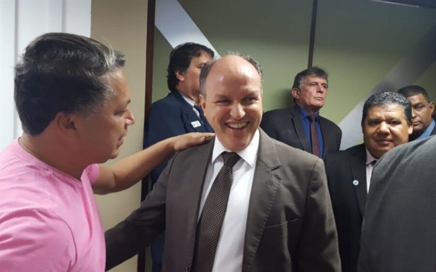 Ex-presidente volta à Assembleia, agora como advogado de 14 sindicatos