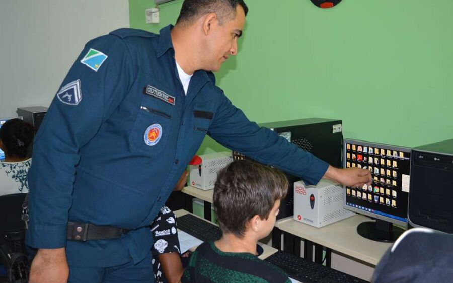 PM de Coxim inicia aula do curso de informática para todos EnterJovens 