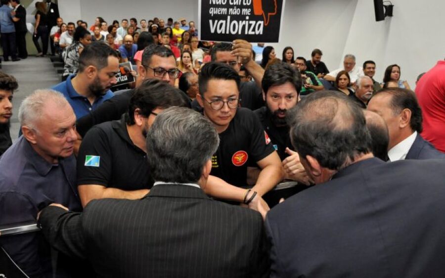 Publicada lei que mantém por 2 meses abono de R$ 200 para servidores estaduais