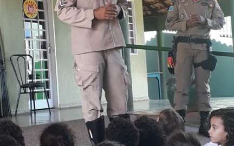 Bombeiros  explicam ações  humanitárias a alunos de Rio Verde  
