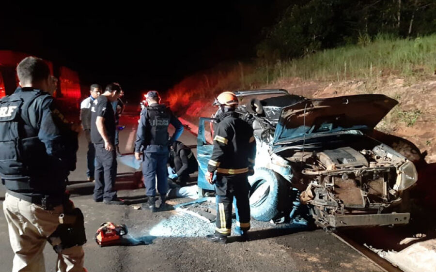 Passageiro morre e motorista fica ferido após caminhonete colidir na traseira de carreta na BR-359