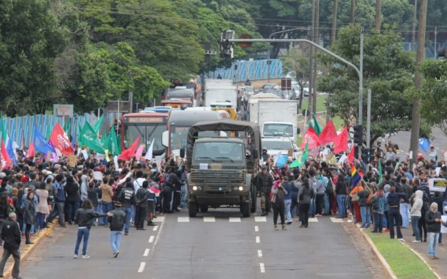 Universidades amanhecem paralisadas e com protestos contra cortes