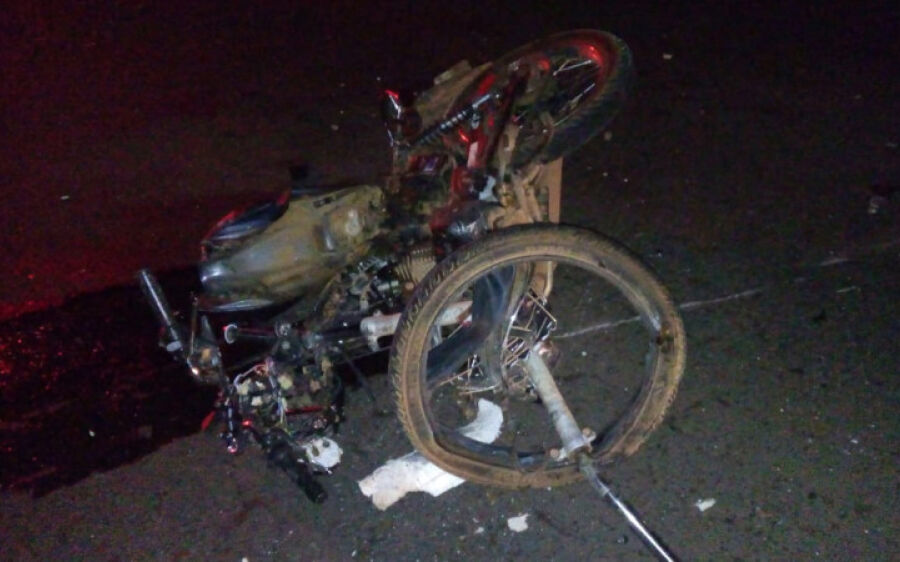 Homem morre ao invadir pista contrária e colidir de frente com caminhão na BR-163
