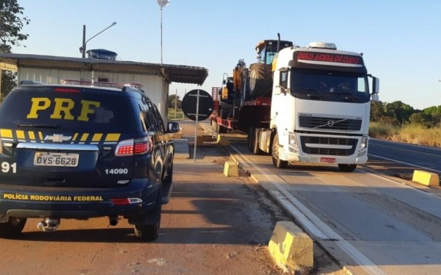 PRF apreende carreta com carga excedente em Coxim/MS