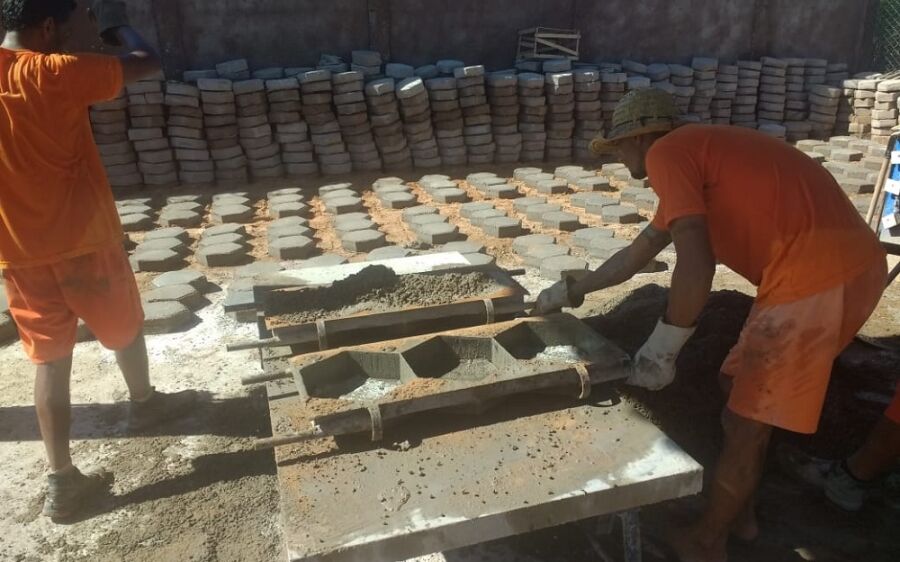 Blocos de cimento fabricados em presídio vão garantir calçamento a bairros de Aquidauana