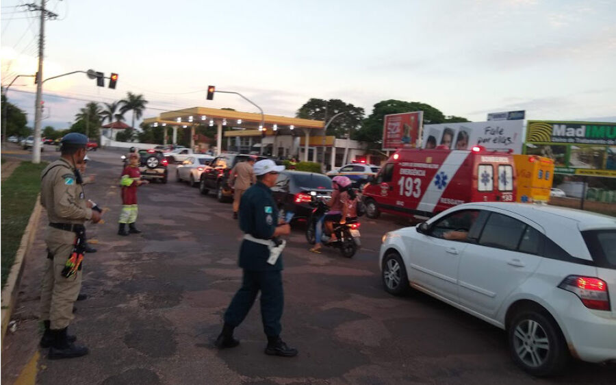 PM, Detran e Parceiros finalizam ações do Maio Amarelo com panfletagem e palestras em Coxim 